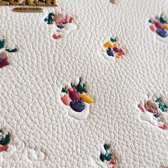 NWT Coach Chalk Floral Wristlet 🎁 - Picture 2 of 13
